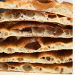 Recette de focaccia haute et moelleuse avec levure fraîche et olives